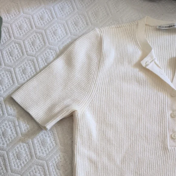 Abercrombie & Fitch Cream Ribbed Crewneck Sweater - Picture 3 of 5